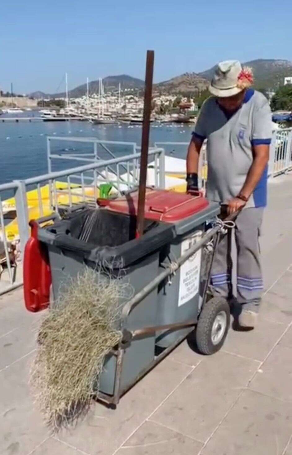 Bodrum’un Renkli Temizlikçisi Hüseyin’den Açıklama: “Müziği Kıstım ama Dansa Devam” 4